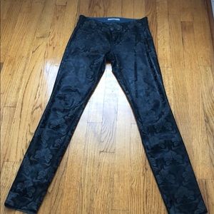 Black skinny coated stretchy jean. Paisley design